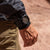 Montre pour homme au poignet avec bracelet noir et cadran sombre