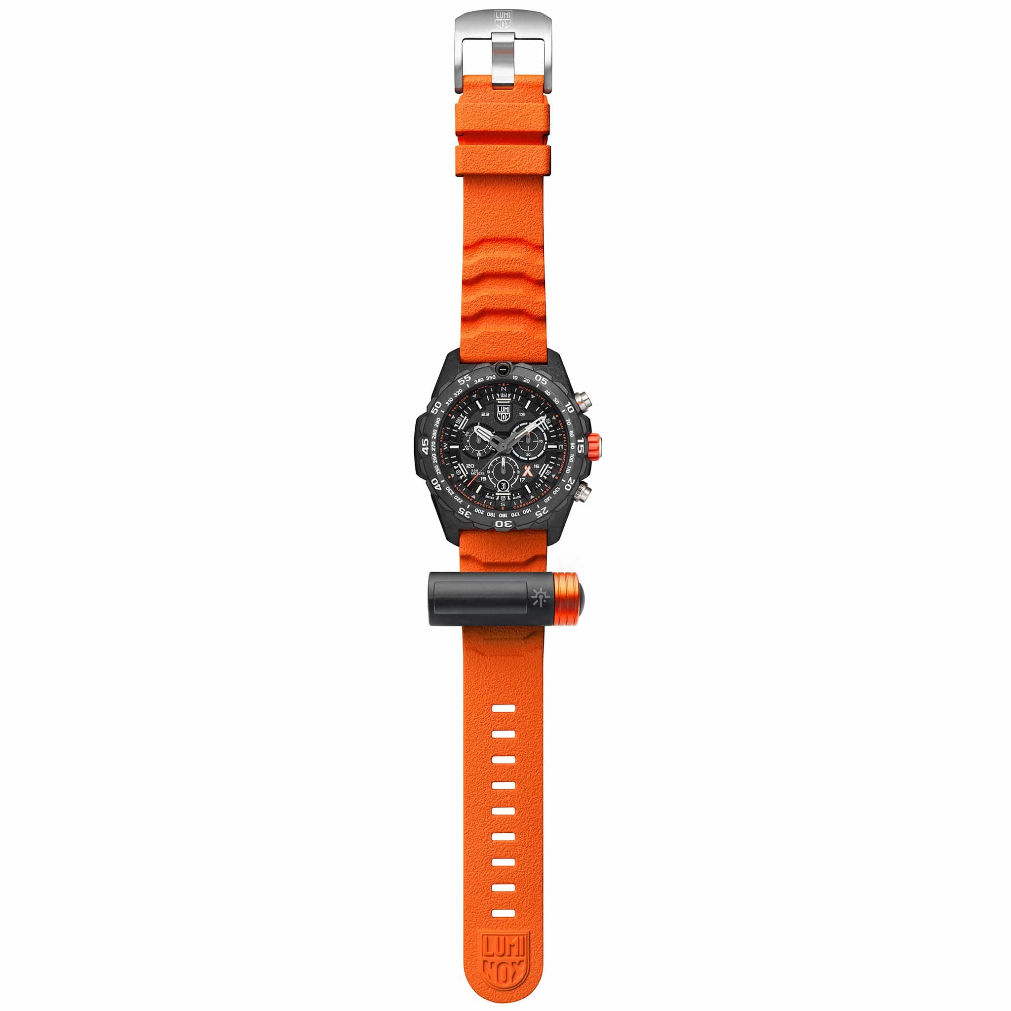Flash-Taschenlampe am orangefarbenen Uhrenarmband, schwarzer Korpus mit orangefarbenem Kopf.