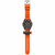 Flash-Taschenlampe am orangefarbenen Uhrenarmband, schwarzer Korpus mit orangefarbenem Kopf.