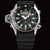 Montre homme avec cadran noir, index verts et bracelet en caoutchouc noir