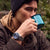 Herren-Chronographuhr am Handgelenk mit blauem Zifferblatt und breitem Edelstahlband