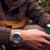 Herren-Chronographuhr am Handgelenk mit blauem Zifferblatt und Edelstahlarmband