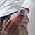 Am Handgelenk getragene Herren-Chronographuhr mit blauem Zifferblatt und Edelstahlband