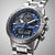 Herren-Chronographuhr im schrägen Blick, blaues Zifferblatt mit Datumsanzeige