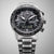 Montre homme avec cadran noir, affichage chronographe et bracelet en acier inoxydable