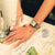 Montre Casio au poignet, bracelet argenté et boîtier rectangulaire.