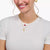 Collier plaqué or avec pendentif rose au cou, chaîne à maillons délicats