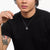 Collier en argent avec pendentif dragon, pendentif au centre d'un t-shirt noir