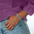 Damenuhr mit silbernem Metallarmband und rundem Gehäuse am Handgelenk