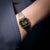 Montre pour femme au poignet, affichage numérique, boîtier doré avec bracelet en métal