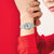 Montre Casio pour femme au poignet avec bracelet en métal argenté et chiffres numériques