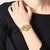 Montre Casio pour femme avec bracelet en métal doré et cadran numérique rond au poignet