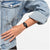 Swatch Damenarmbanduhr am Handgelenk, schwarzes Zifferblatt und Silikonarmband