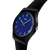 Damenuhr in Schrägsicht mit blauem Zifferblatt, schwarzem Gehäuse und Armband
