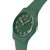 Damenuhr im Profil mit grünem Silikonarmband; rundes Zifferblatt mit goldenen Zeigern.