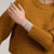 Swatch Damenuhr am Handgelenk: hellgrünes Silikonarmband mit rundem Zifferblatt