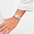 Swatch Originals Damenarmbanduhr am Handgelenk, blaues Silikonband, lila Zifferblatt