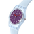 Damenuhr im Profil mit lila Zifferblatt, transparentem Gehäuse und hellblauem Silikonarmband
