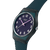 Petrolfarbene Armbanduhr in 3/4-Ansicht, rundes Zifferblatt mit violettem Kontrast