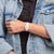 Damenuhr am Handgelenk mit rosafarbenem Zifferblatt und rosafarbenem Silikonarmband.