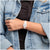 Damenuhr am Handgelenk mit rosafarbenem Silikonarmband und rundem Zifferblatt.