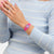 Damenuhr am Handgelenk: pink durchsichtiges Armband, rundes Zifferblatt mit Muster
