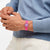 Damenuhr auf dem Handgelenk, pink durchsichtiges Armband und rundes Zifferblatt