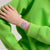Damenuhr am Handgelenk mit lilafarbenem Kunststoffarmband und rundem Ziffernblatt