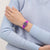 Damenarmbanduhr am Handgelenk, lila und texturiertes Armband, rundes Zifferblatt