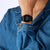 Montre pour femme avec écran numérique noir et bracelet en caoutchouc noir au poignet
