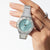 Montre pour femme au poignet avec cadran bleu clair et bracelet en acier inoxydable argenté