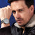 Herrenarmbanduhr am Handgelenk: Metall-Meshband und graues Zifferblatt im Nahblick