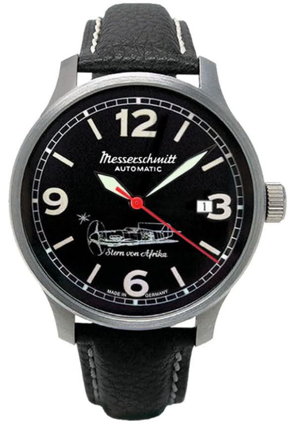 Montre homme avec cadran noir, aiguille des secondes rouge et bracelet en cuir noir.