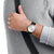 Herrenuhr am Handgelenk mit schwarzem Lederarmband und rundem silbernem Gehäuse
