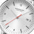 Herrenuhr-Zifferblatt im Detail: weißes Zifferblatt, rote Zeiger, Datum bei 3