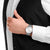 Herrenuhr am Handgelenk: weißes Zifferblatt, Mesh-Armband, rote Zeiger