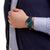 Mondaine Herrenuhr am Handgelenk, blaues Zifferblatt mit roter Sekundenlinie, Lederarmband