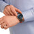 Herrenuhr am Handgelenk mit dunkelblauem Zifferblatt und braunem Lederarmband