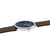 Herrenuhr im Seitenprofil mit braunem Lederarmband und dunkelblauem Zifferblatt