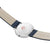 Armbanduhr mit silberfarbener Gehäuserückseite und dunkelblauem Lederarmband