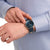 Quarzuhr am Handgelenk mit blauem Zifferblatt und dunkelblauem Lederarmband