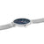 Armbanduhr im Seitenprofil mit silbernem Metallband und blauem Zifferblatt
