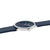 Schlanke Armbanduhr im Seitenprofil mit blauem Zifferblatt und dunkelblauem Lederband
