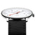 Herrenuhr Nahansicht: weißes Zifferblatt mit roten Solar-Zeigern, schwarzes Lederarmband, Krone