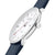 Schrägansicht Herrenuhr: oval wirkendes Gehäuse, weißes Zifferblatt, blaues Lederband