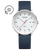 Herrenuhr mit rundem silberfarbenem Gehäuse, weißem Zifferblatt und blauem Lederband