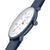 Mondaine Herrenuhr schräg: blaues Gehäuse, weißes Zifferblatt, roter Solar-Zeiger