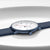 Mondaine Doppio Solar Herrenuhr: Nahansicht mit blauem Lederarmband und Zifferblatt