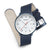 Mondaine Uhr mit geöffnetem Verschluss, blauem Lederband und beiger Unterseite