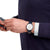 Herrenuhr am Handgelenk mit blauem Lederband und weißem Zifferblatt